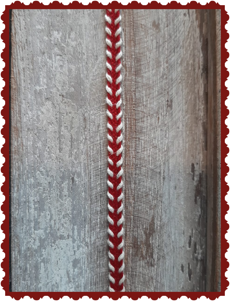 Bandje rood met witte zijsteekjes