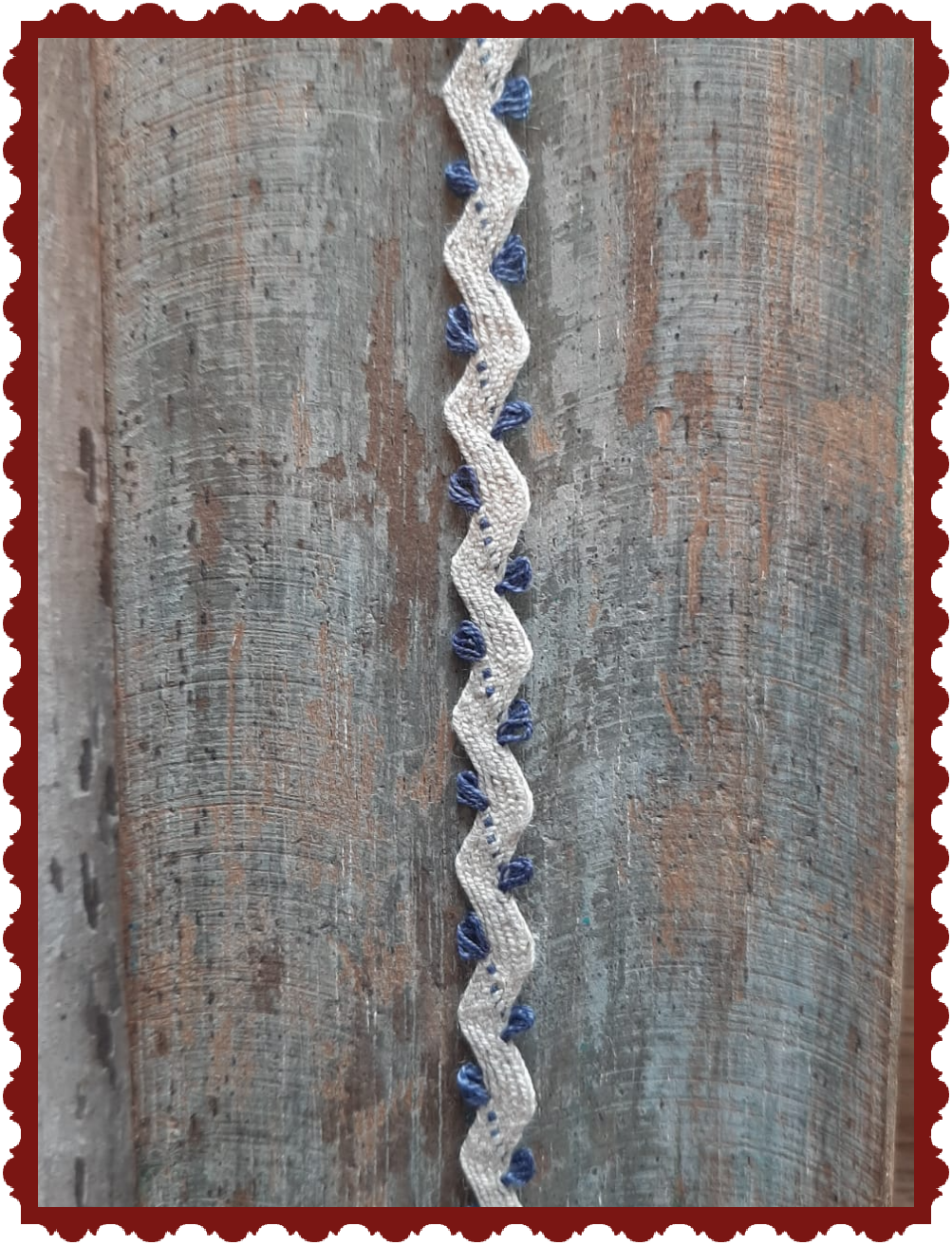 <tc>Serpentine natural banding with green loops</tc>