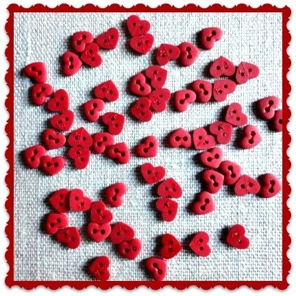 <transcy>Micro Mini Buttons Red Hearts</transcy>