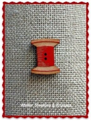 Wooden knot bobbin red