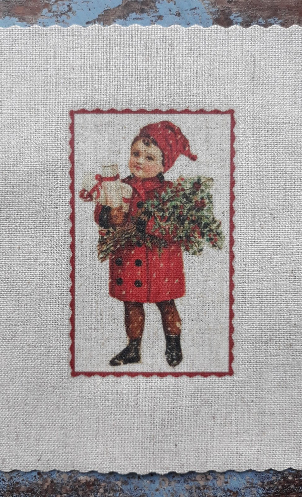 Textieltransfer Jongetje Met Rood Jasje En Muts ± 6 x 8 cm