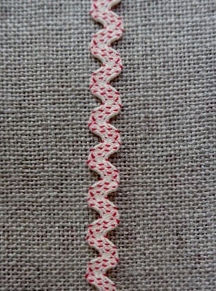 Zigzagbandje Kleine Rode Mini Stipjes Breed 6 mm