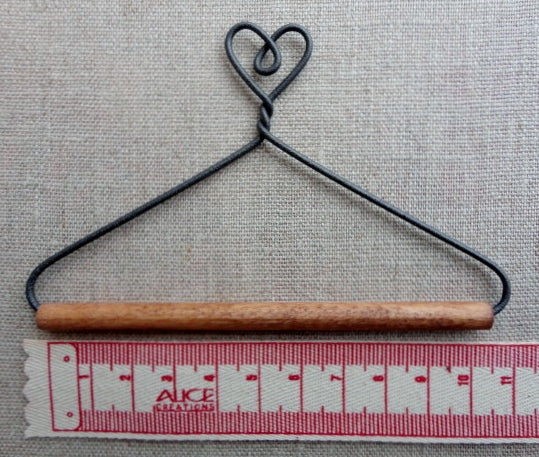 <tc>Cute heart-shaped hanging system for embroidery banding 100 mm and 120 mm wide.</tc>