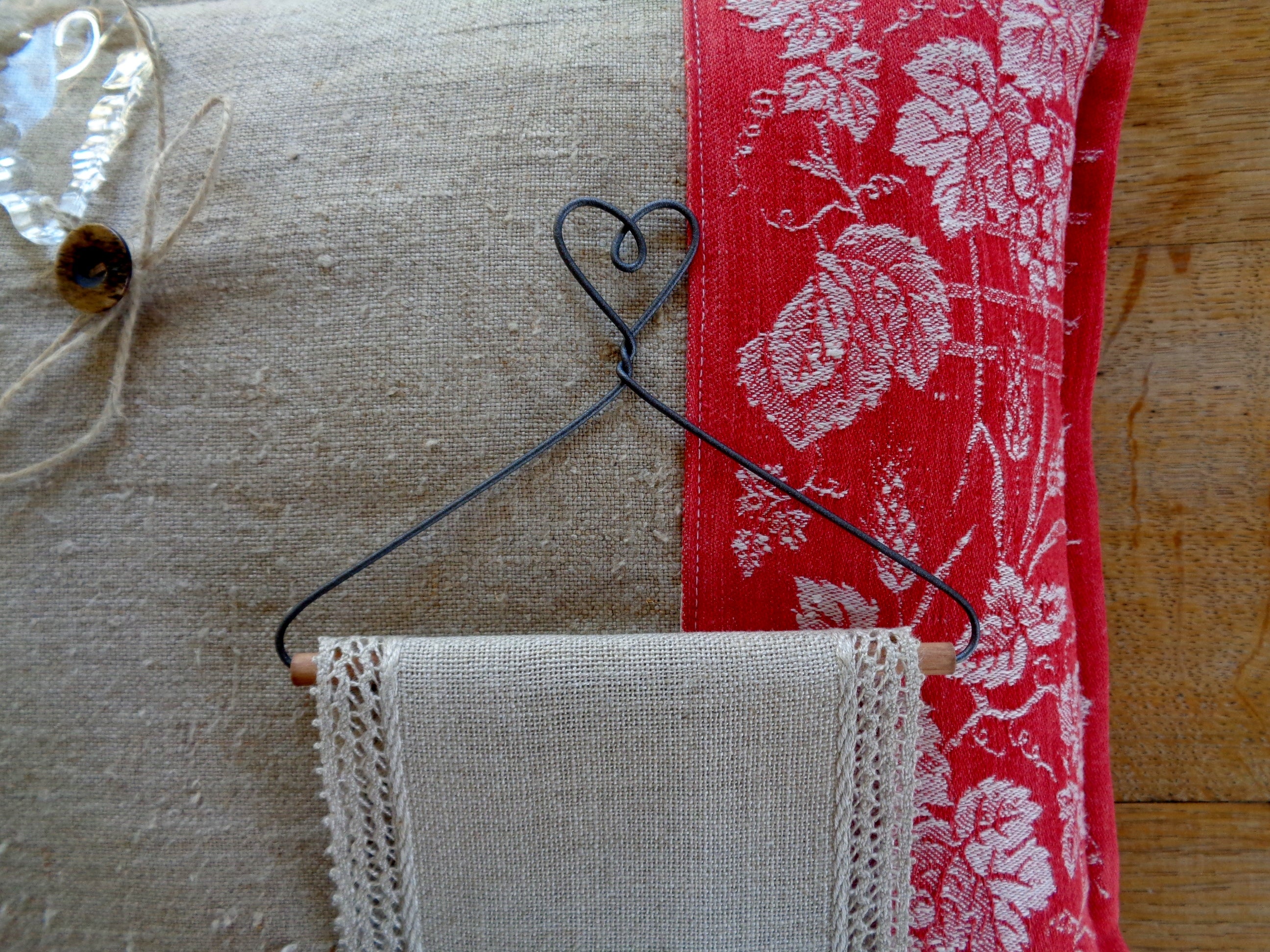 <tc>Cute heart-shaped hanging system for embroidery banding 100 mm and 120 mm wide.</tc>
