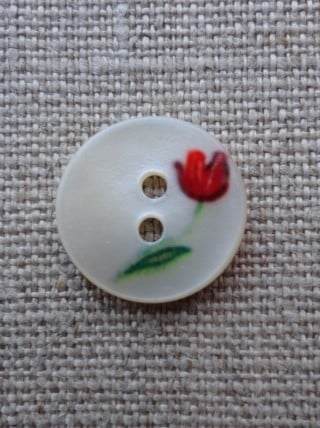 Button mother of pearl with tulip